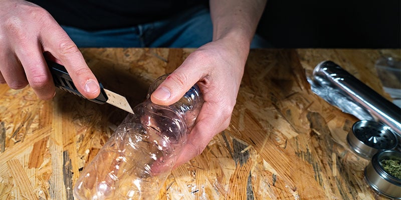 Bang À Gravité Avec Un Seau: Coupez Le Fond De La Bouteille