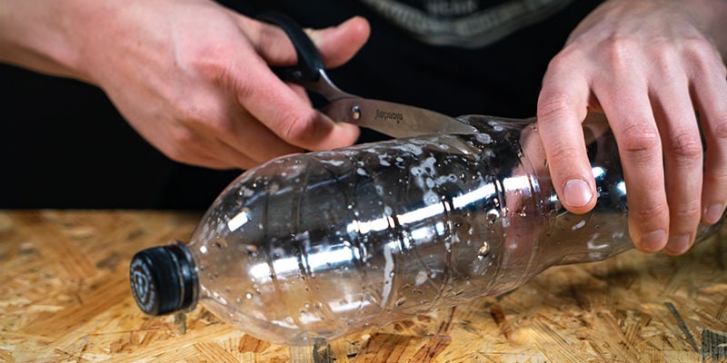 Bang À Gravité Avec Un Seau: Coupez Le Fond De La Deuxième Bouteille, La Plus Grande