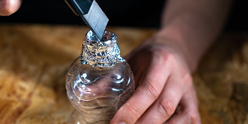 Bang À Gravité Avec Un Seau: Enlevez Le Bouchon De La Bouteille Et Enveloppez Du Papier D’aluminium Autour Du Haut De La Première Bouteille