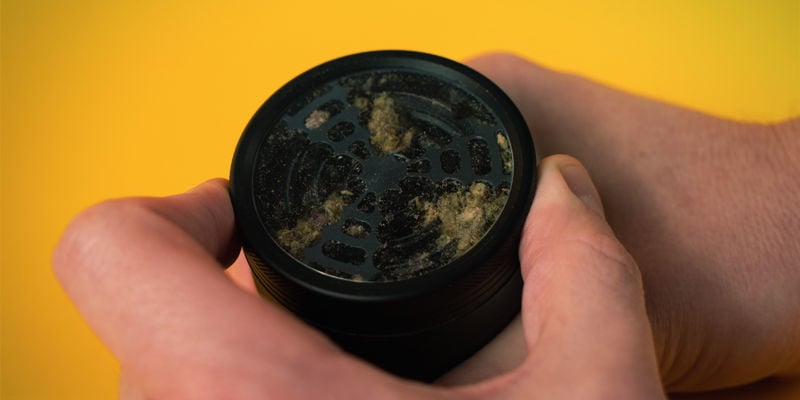 Comment rouler un joint pour qu’il ne parte pas en cuillère: Grindez correctement votre cannabis