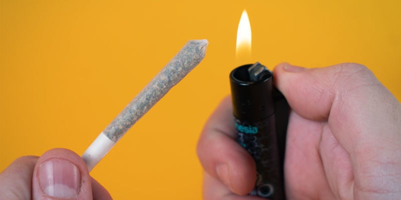 Comment rouler un joint pour qu’il ne parte pas en cuillère: Allumez votre joint de la bonne façon