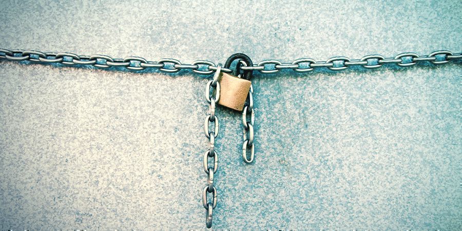 EMPÊCHER L’ACCÈS À L’AIDE D’UN CADENAS ET D’UNE CLÉ