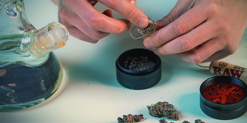Comment Utiliser Bang: Remplir douille d’herbe