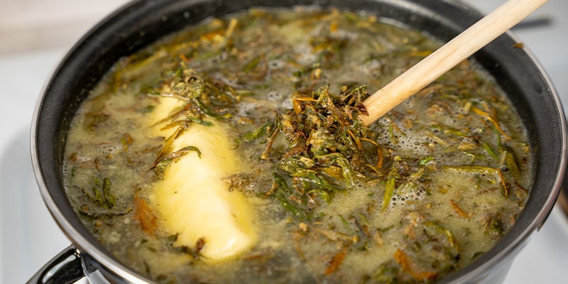 Maintenant que vous avez une « soupe » d’herbe et de beurre dans votre casserole, il est temps de commencer à les chauffer.