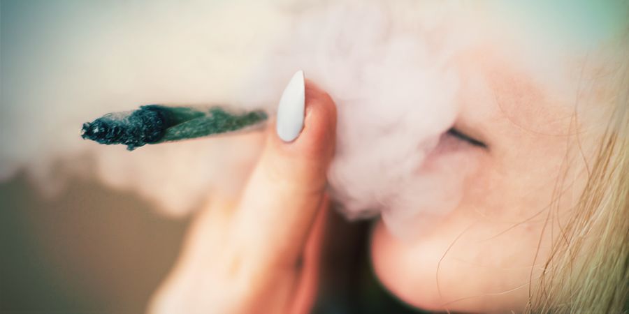 FUMER DU HASCH DANS UN SPLIFF OU UN JOINT