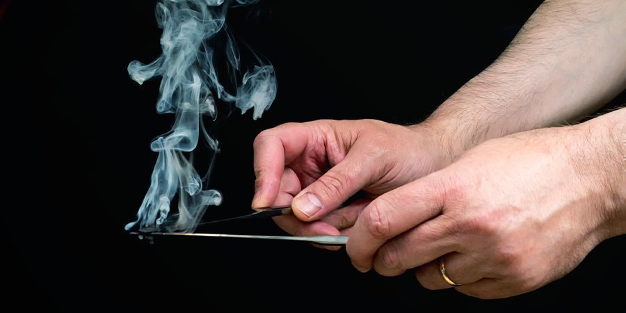 FUMER DU HASCH AVEC DES COUTEAUX