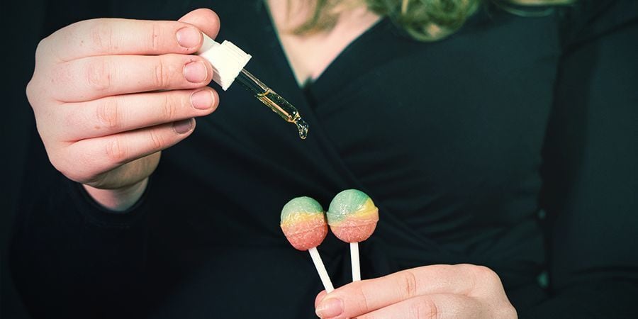 Comment préparer vos propres sucettes à l’herbe avec une teinture de cannabis