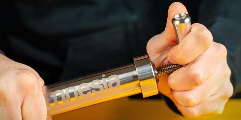 Utilisez la poignée du pressoir pour créer un bloc à partir de votre poudre