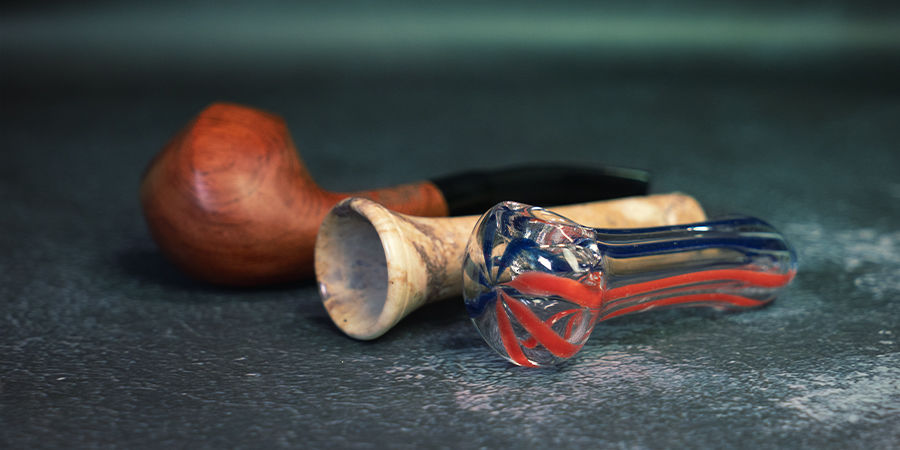 DIFFÉRENTS TYPES DE PIPES À CANNABIS : MÉTAL, VERRE, BOIS, STÉATITE