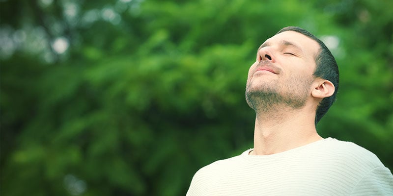 QUE PRENDRE EN COMPTE AVANT DE PRENDRE DES SUBSTANCES PSYCHÉDÉLIQUES POUR VOTRE PRATIQUE DU YOGA