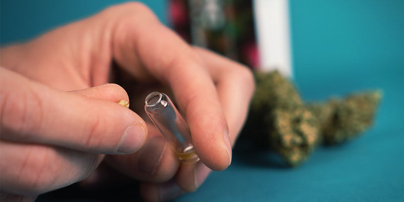 Test THC EZ: Placez Une Petite Quantité De Votre Échantillon À Tester À L'Intérieur