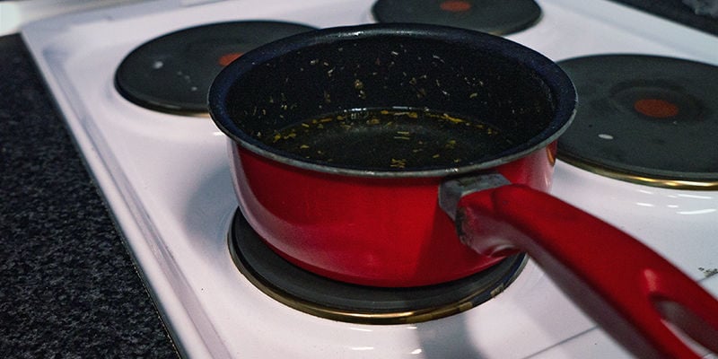 Versez L’eau, Le Vinaigre, Le Sel, Le Sucre Et Les Grains De Moutarde Dans Une Grande Casserole