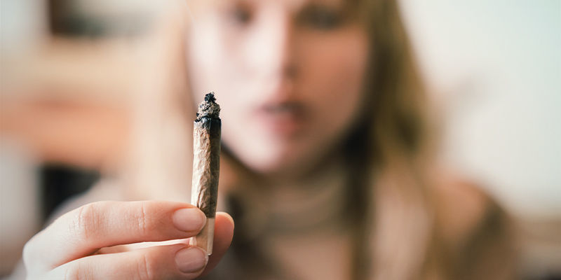 Pourquoi Fumer Du Cannabis Mène À Des Maux De Gorge ?