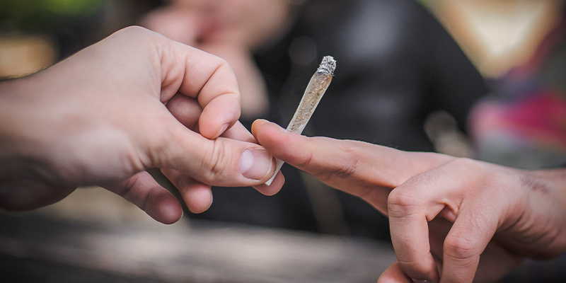 Les différences entre fumer un joint et une cigarette