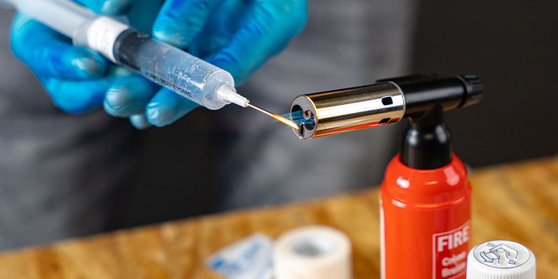 Stérilisez l’aiguille de votre seringue de spores à l’aide d’une flamme
