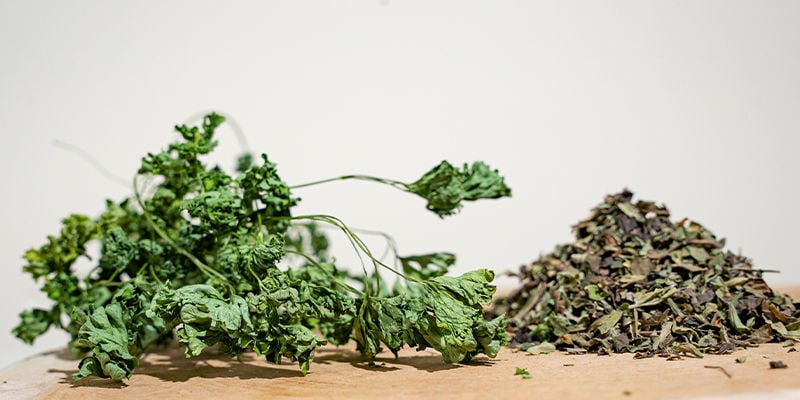 Les herbes entières durent plus longtemps