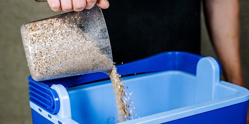 Ajoutez la vermiculite et le marc de café