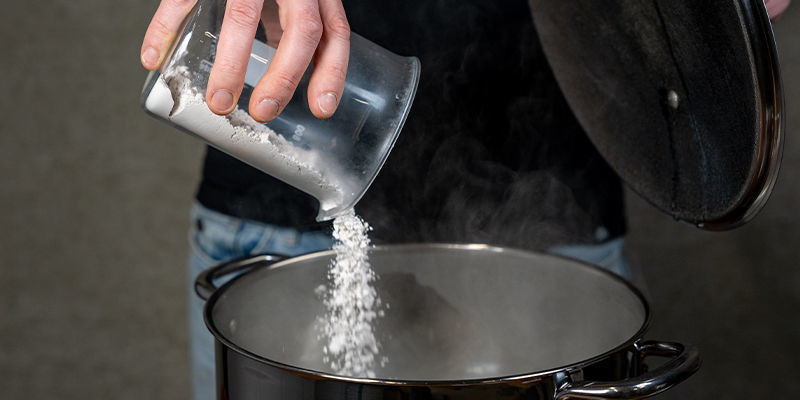Faites bouillir environ 2,5 litres d’eau