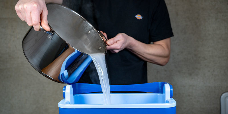 Maintenant, une fois que l’eau a bouilli et que vous avez ajouté le gypse, vous pouvez la verser sur la fibre de coco et la vermiculite dans le seau