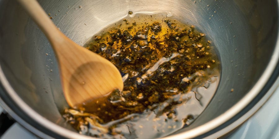 Installez un bain-marie et faites chauffer la concoction cannabis-huile de coco