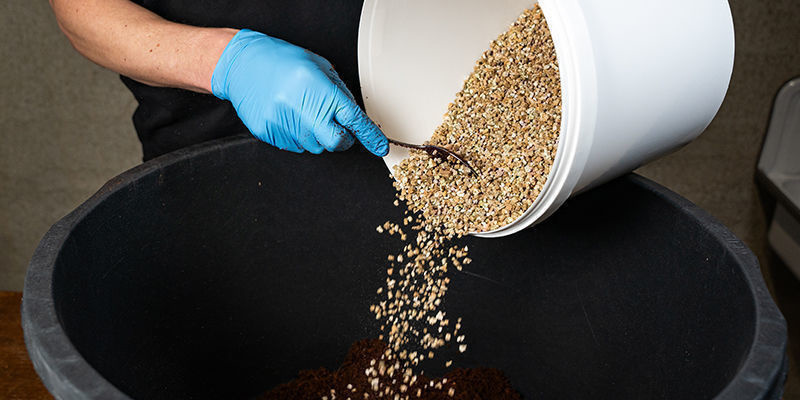 Videz Votre Mousse De Tourbe Et Votre Vermiculite Dans Votre Récipient Ou Bol De Mélange