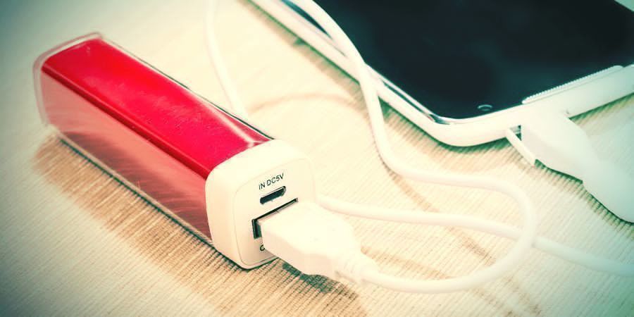 Un chargeur de téléphone solaire/éolien