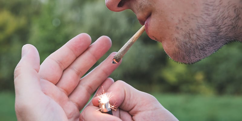 Quels sont les avantages et les inconvénients de la consommation de cannabis lors de l’escalade de bloc ?