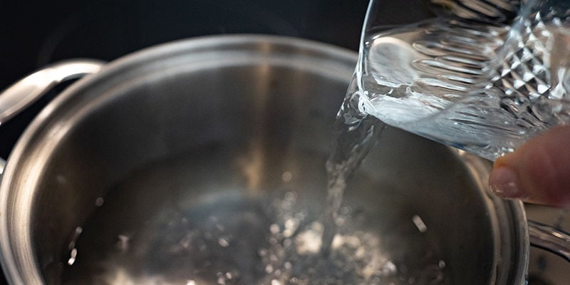 Mettez 3 Tasses D'Eau Dans Une Poêle Et Faites Bouillir