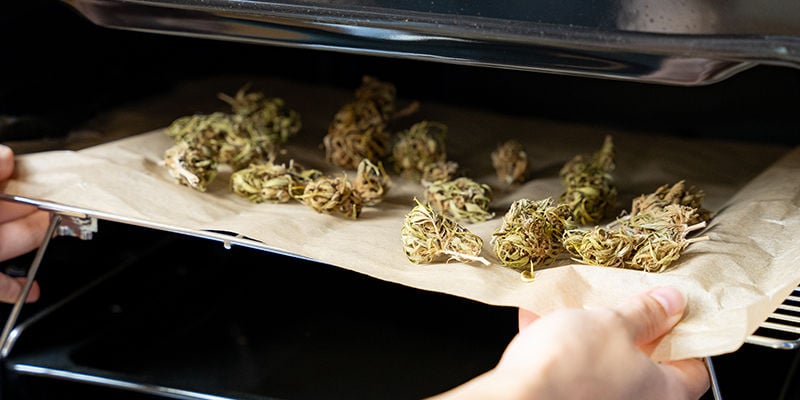 Comment décarboxyler ses têtes de cannabis dans un four