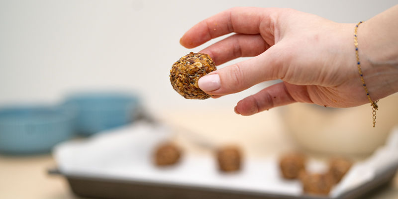 Instructions: Avec vos mains, moulez le résultat en 24 boules d’une taille équivalente