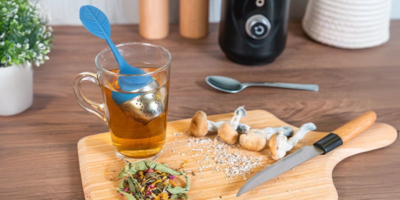 Boire Une Infusion Aux Champignons Magiques