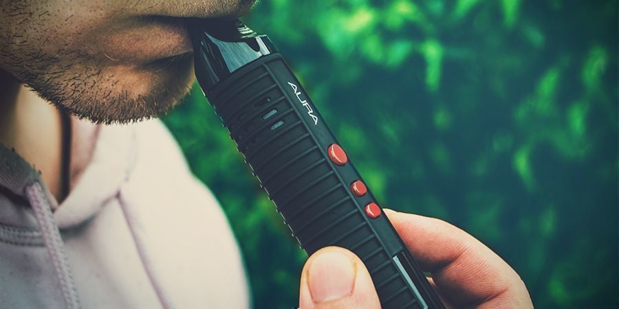 COMMENT CHARGER ET UTILISER UN VAPORISATEUR À HERBE SÈCHE