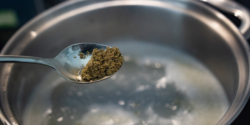 Ajoutez Ensuite Votre Mélange D’épices Chai Au Mélange Beurre/ Eau/ Cannabis
