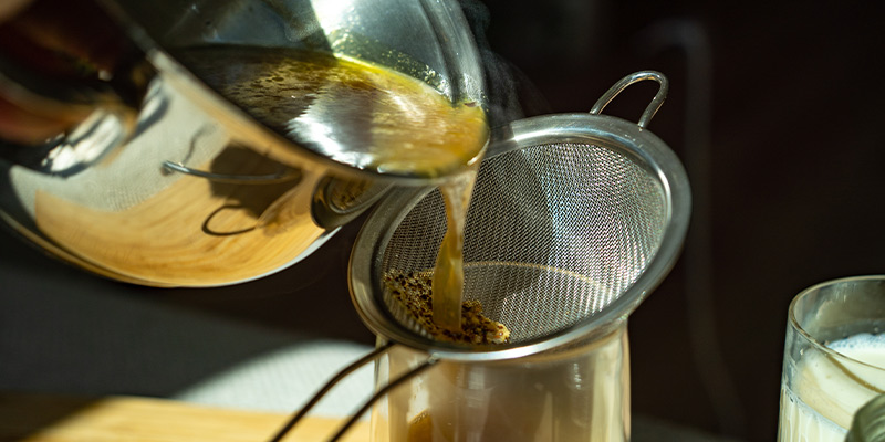 Filtrez Soigneusement Le Mélange À Travers Votre Filtre À Thé Vers Votre Tasse