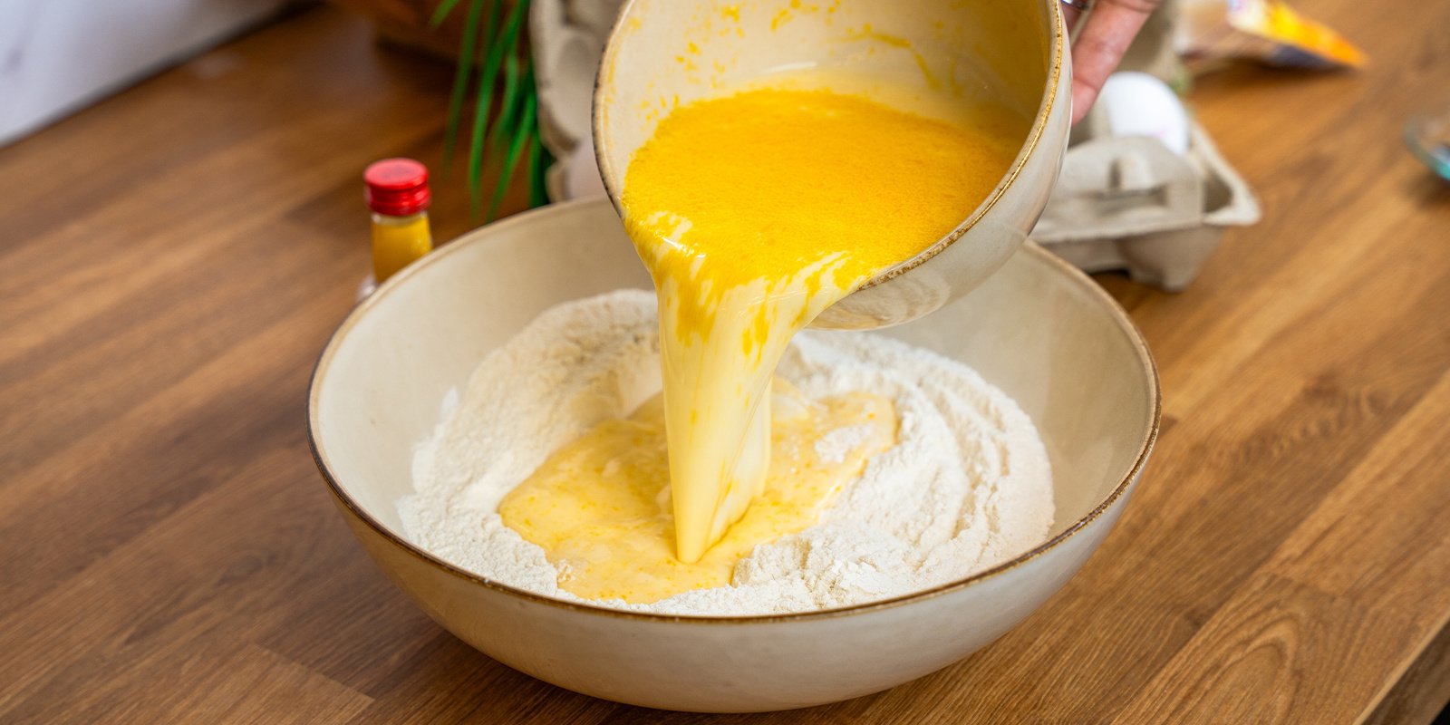 Dans un autre saladier, fouettez le lait, les œufs et le cannabeurre fondu (ou l’huile) Incorporez progressivement les ingrédients secs aux ingrédients liquides en mélangeant jusqu’à obtenir une pâte homogène