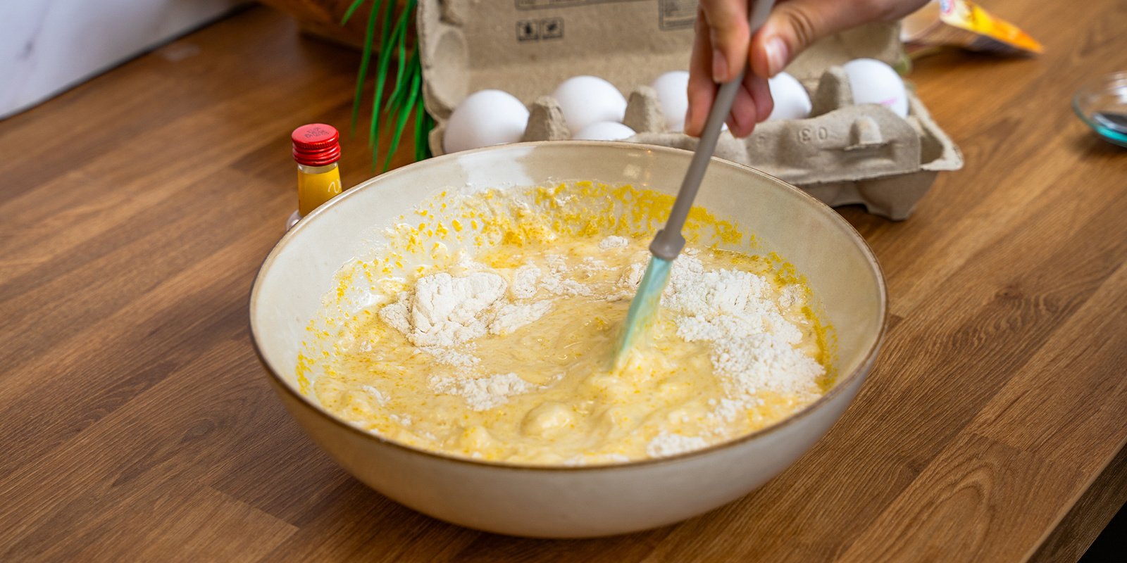 Dans un autre saladier, fouettez le lait, les œufs et le cannabeurre fondu (ou l’huile) Incorporez progressivement les ingrédients secs aux ingrédients liquides en mélangeant jusqu’à obtenir une pâte homogène Si vous souhaitez ajouter des fruits, des noix ou du chocolat, incorporez-les délicatement à ce stade