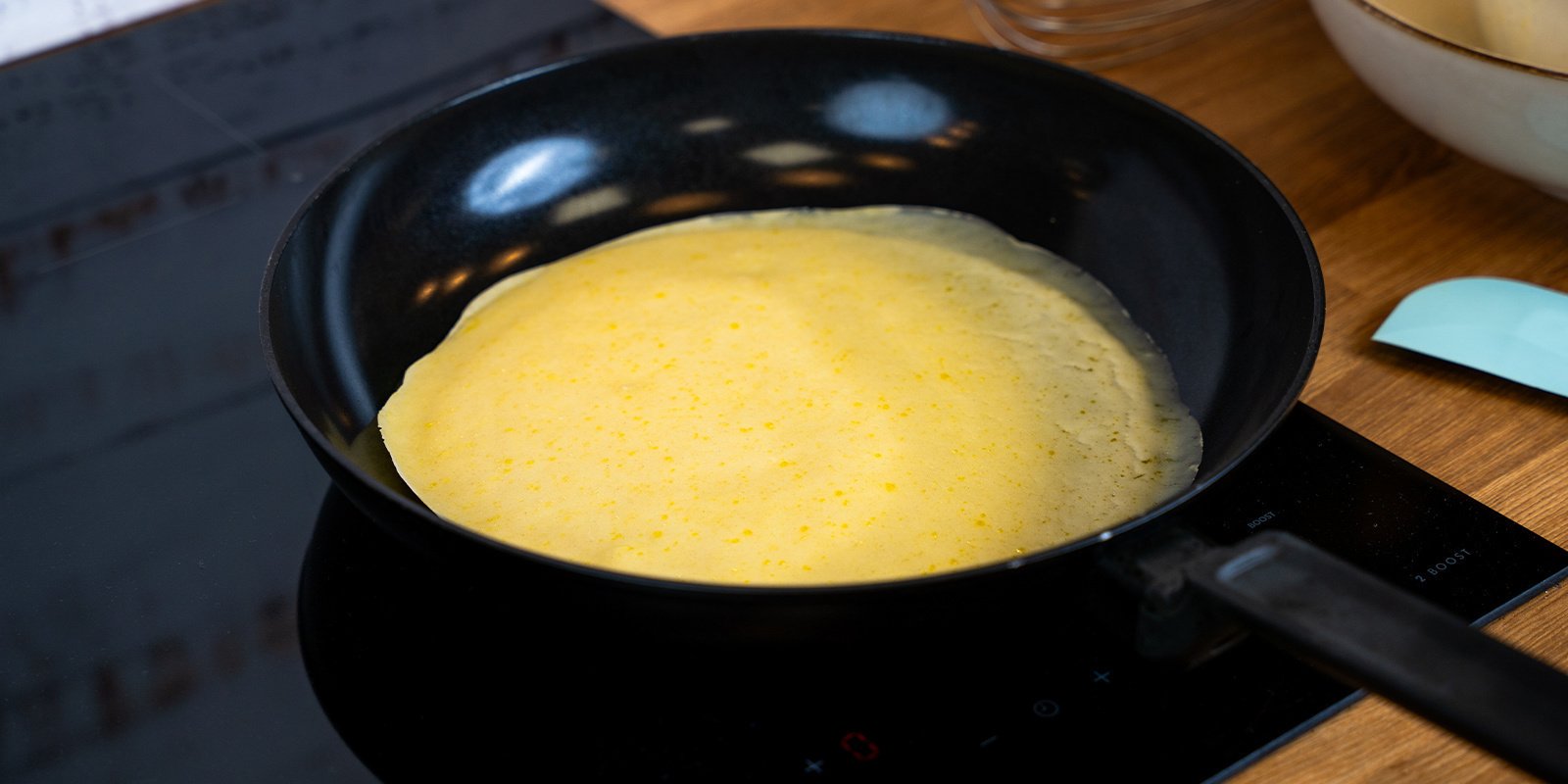 Versez une petite louche de pâte dans la poêle