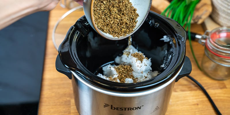 Étape 2 : Infuser le cannabis dans l’huile de coco
