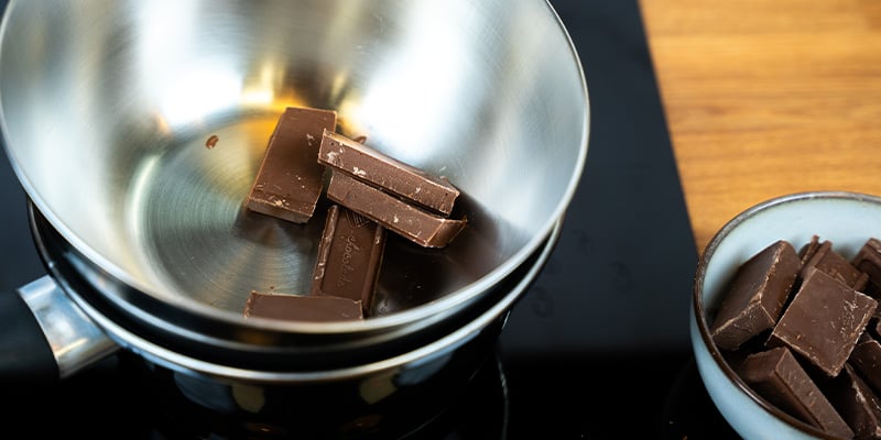 Cassez le chocolat en petits morceaux