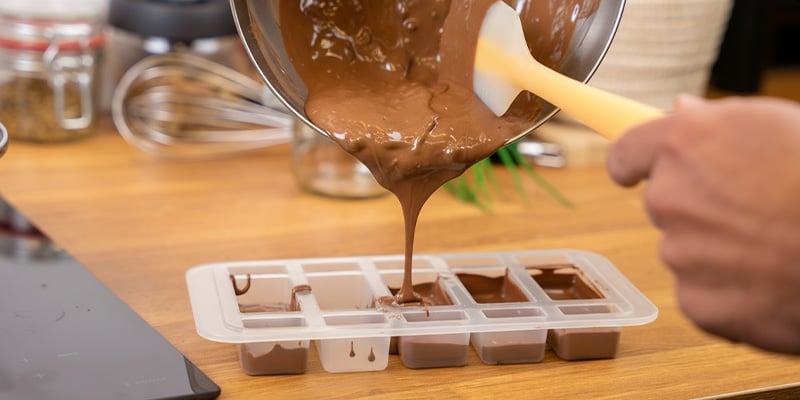 Versez le chocolat dans le moule