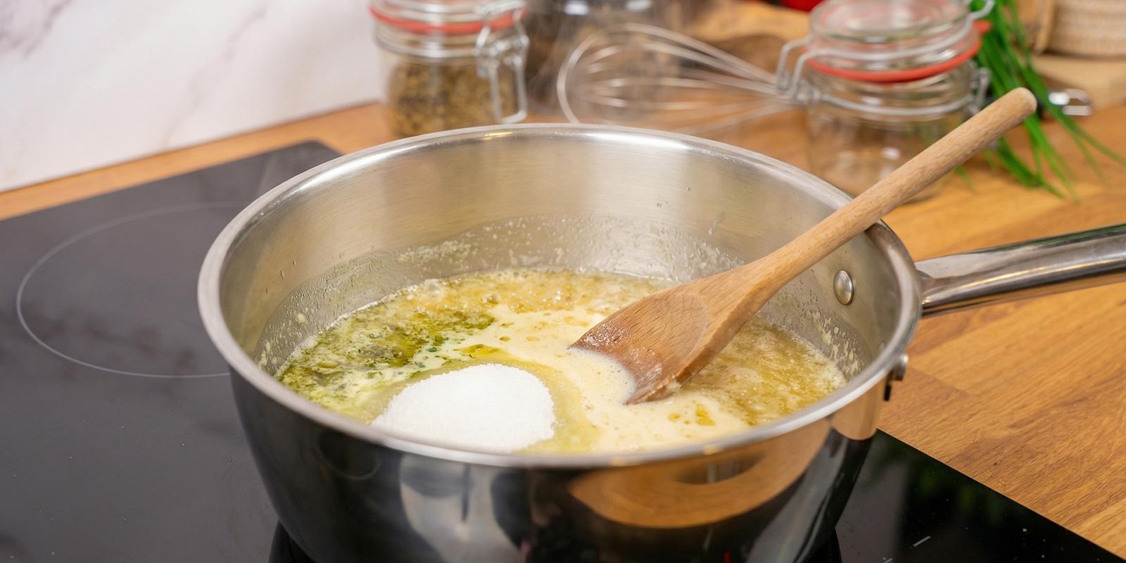 Faire fondre le beurre, le sucre et le lait Faire fondre le beurre, le sucre et le lait