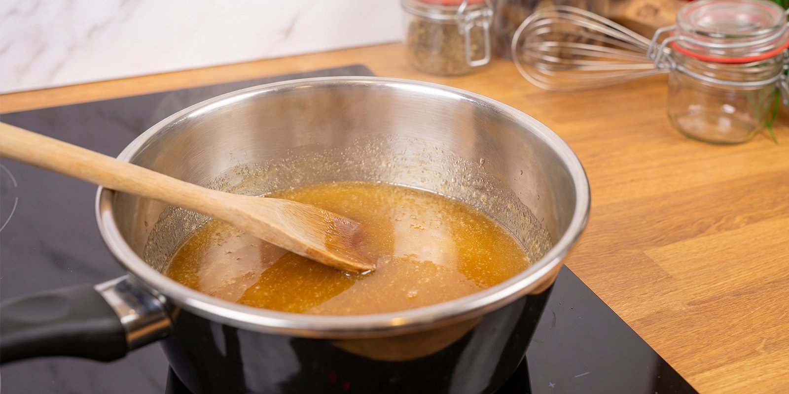 Faites fondre les sucres avec le beurre de cannabis