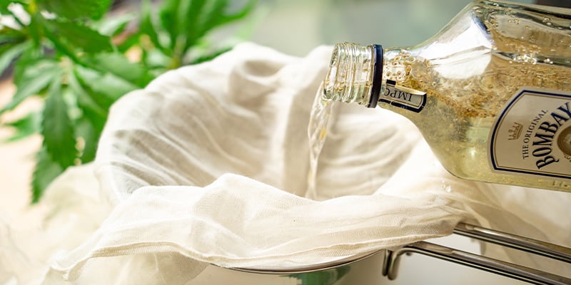 À L’aide D’un Entonnoir, Remplissez Votre Ginjah Dans La Bouteille De Gin D’origine