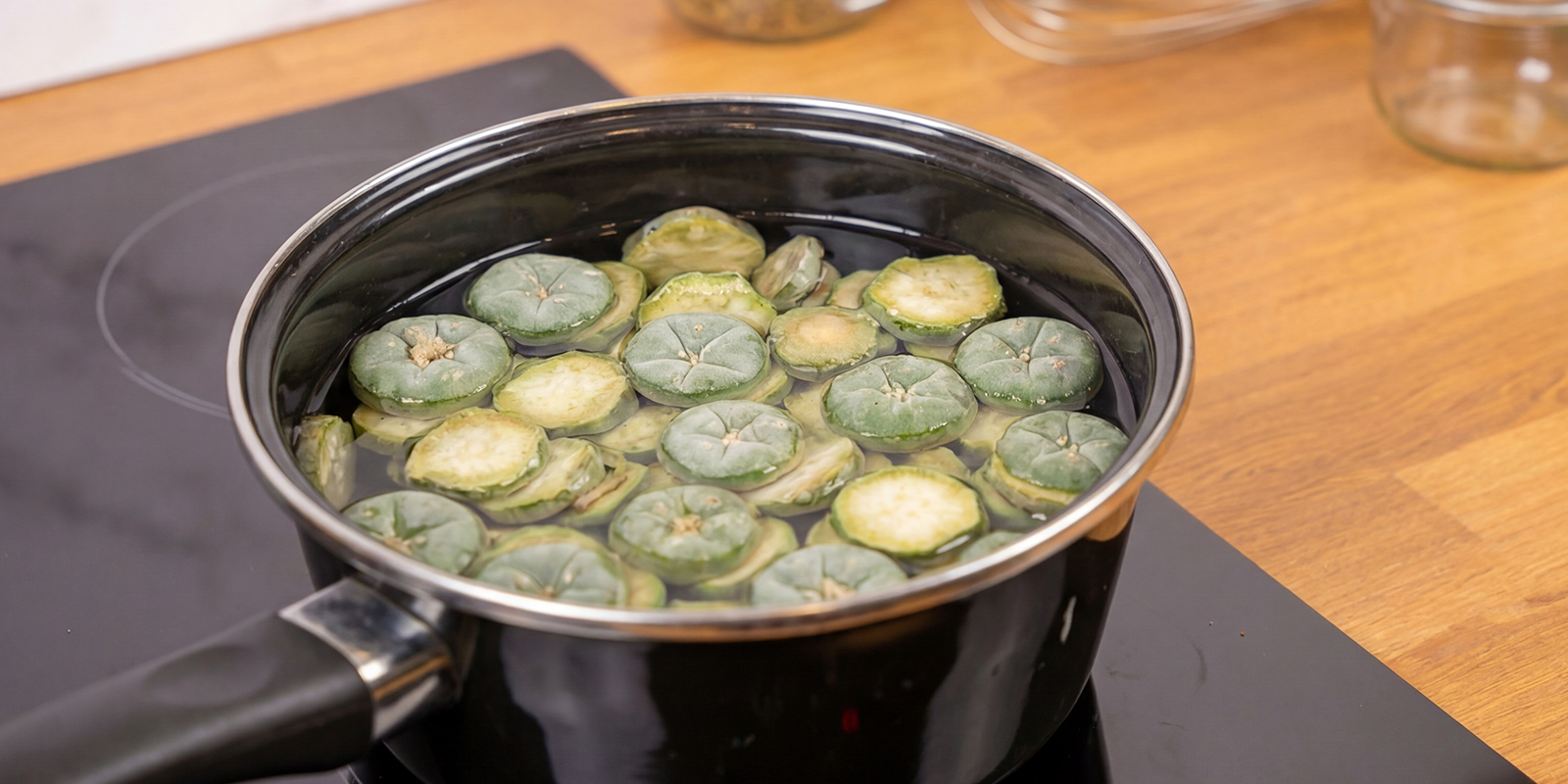 Placer les tranches dans une casserole avec de l’eau Placer les tranches dans une casserole avec de l’eau