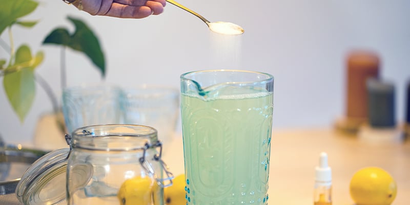 Il Est Maintenant Temps D’ajouter Du Sucre À Votre Mélange De Jus Et D’eau
