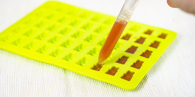 Moulez Les Oursons : Avec Un Compte-Gouttes Ou Une Pipette, Remplissez Soigneusement Les Moules En Silicone Avec Le Mélange