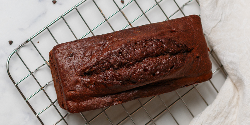 Après avoir sorti le moule du four, laissez le space cake refroidir dans le moule pendant environ 10 min.