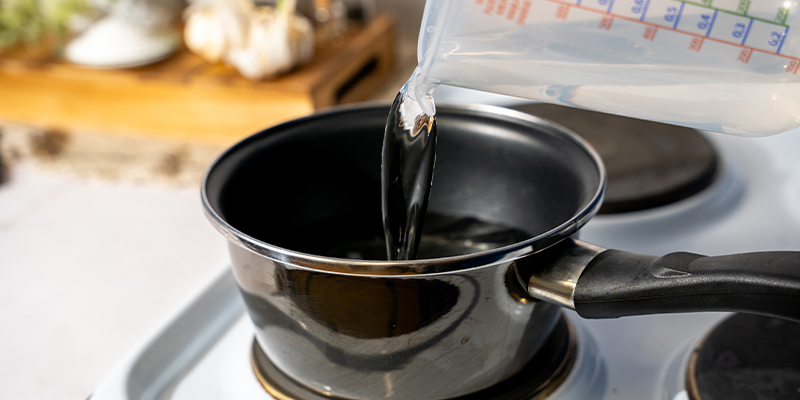 Versez 50 cl d’eau dans une casserole.