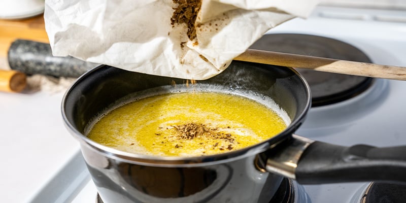 Ajoutez le hasch au mélange et remuez. Ajoutez le hasch au mélange et remuez.