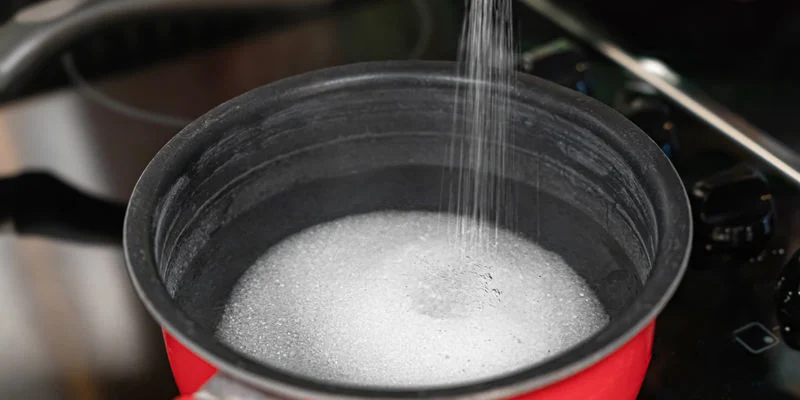 Combinez l’eau et le sucre dans une casserole et faites chauffer à feu moyen jusqu’à dissolution totale du sucre.